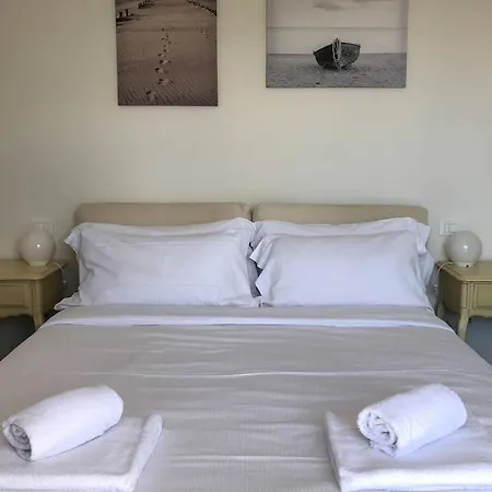 Apartment *central Lakeside Apt*swimming Pool & Free Parking *